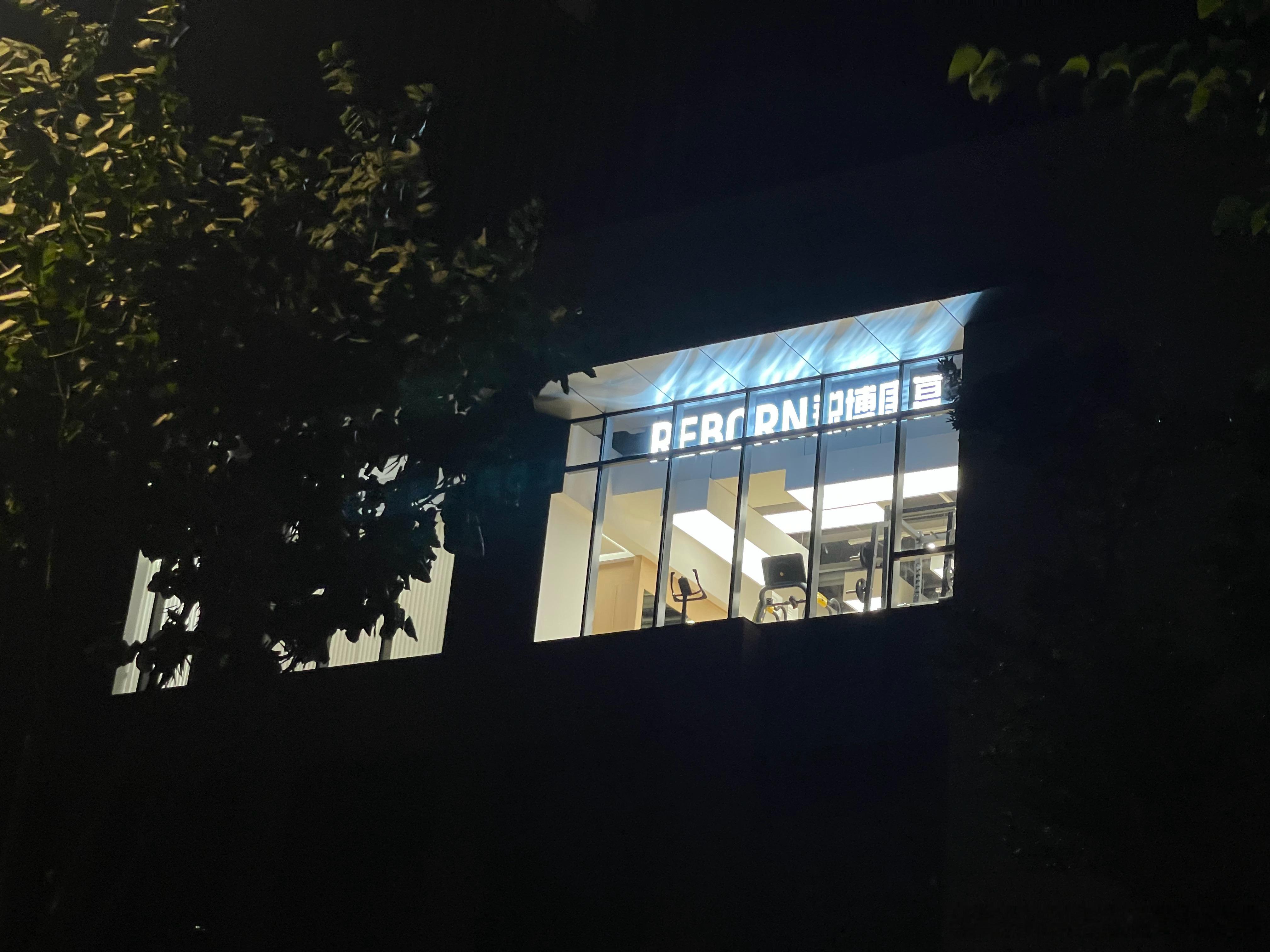 明天静安店正式营业，这个点儿同事还在门店做最后的细节布置，为了给大家呈现完美的效