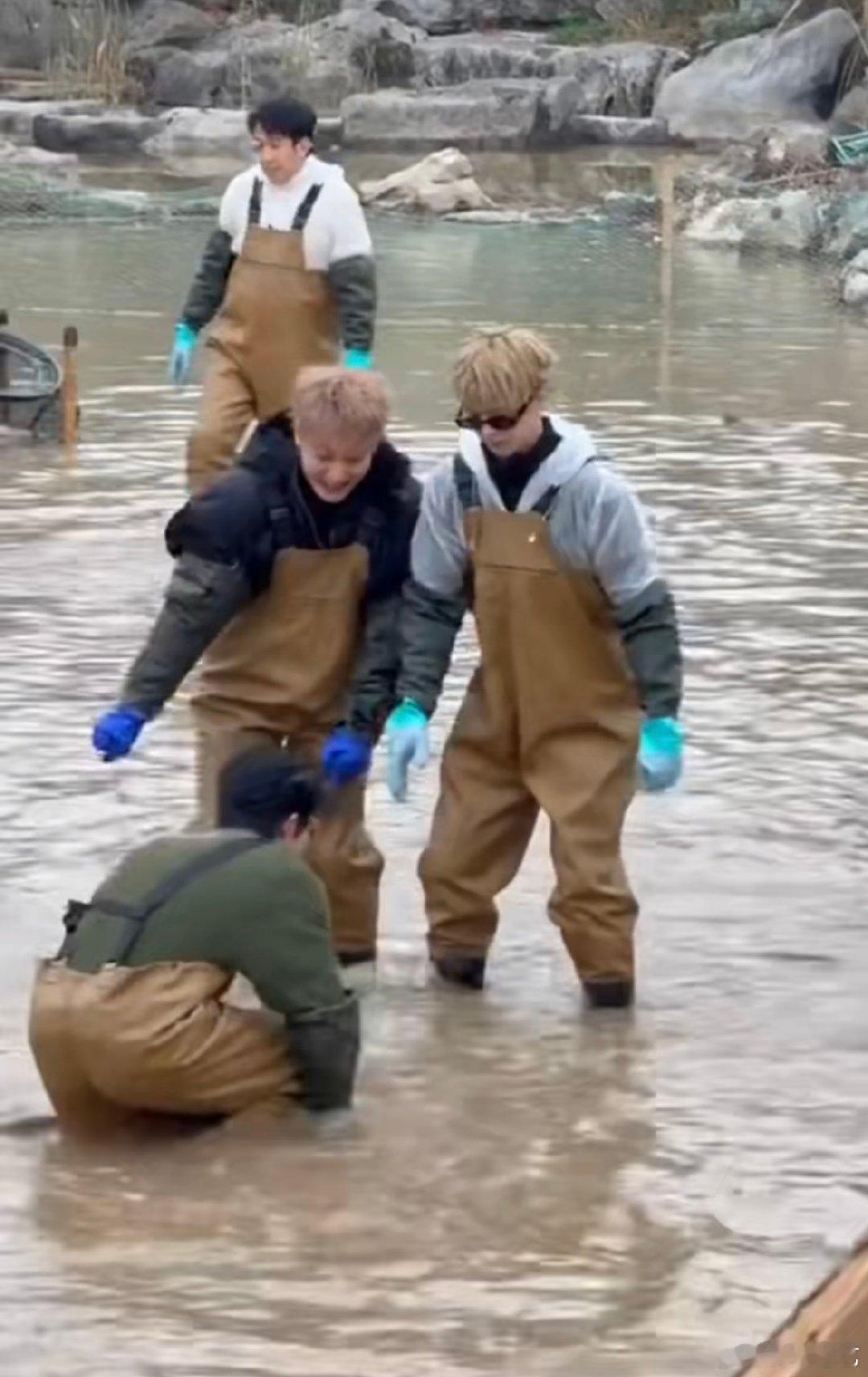 范丞丞抓鱼被熏吐了范丞丞被熏yue了范丞丞被鱼腥味熏得当场干呕，这画面感也太强了