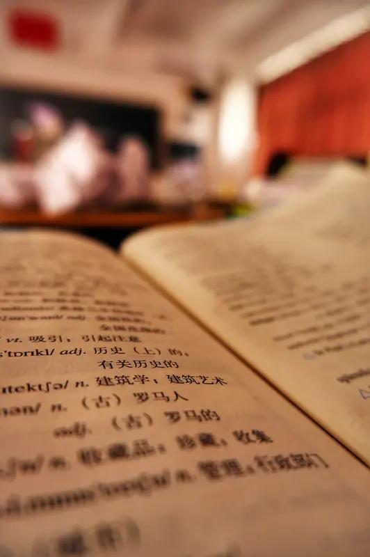 AI智能教育取代传统教育？想都别想！
AI确实牛，精准推送知识点、秒批作业，知识