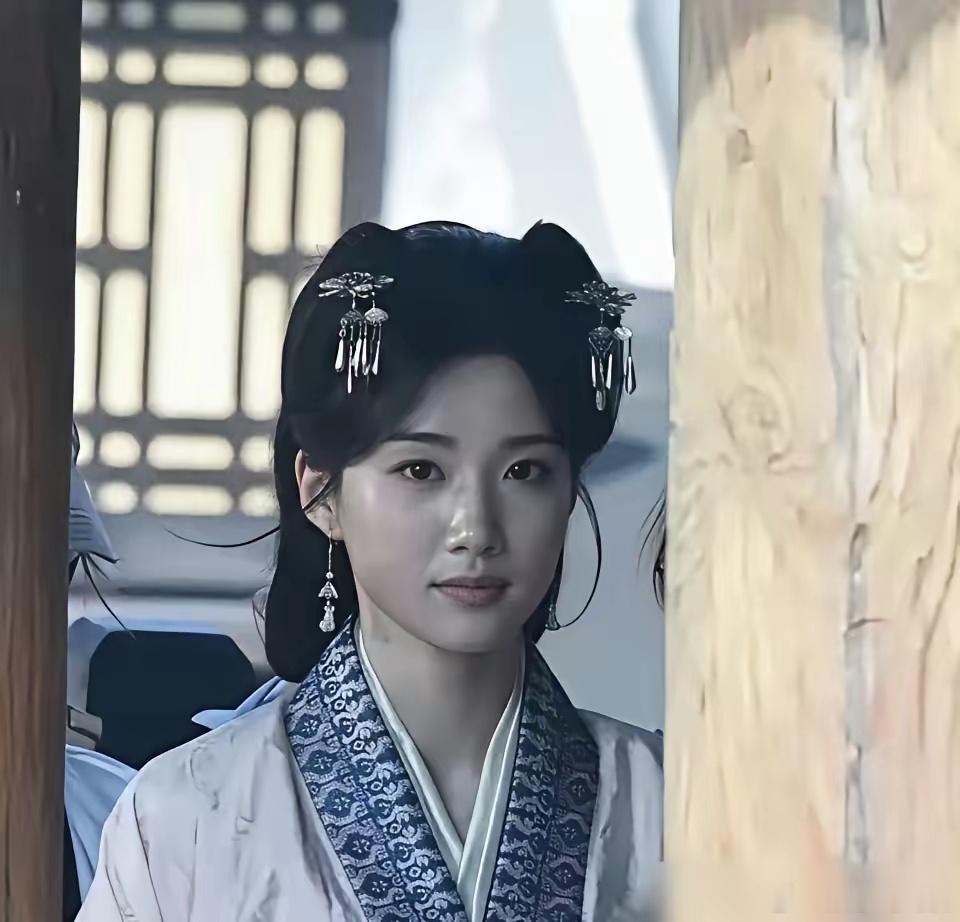 卢昱晓又被压了。 《刺棠》路透一出来，梁洁、何蓝逗的妆造质感先出圈，眼神带戏，全
