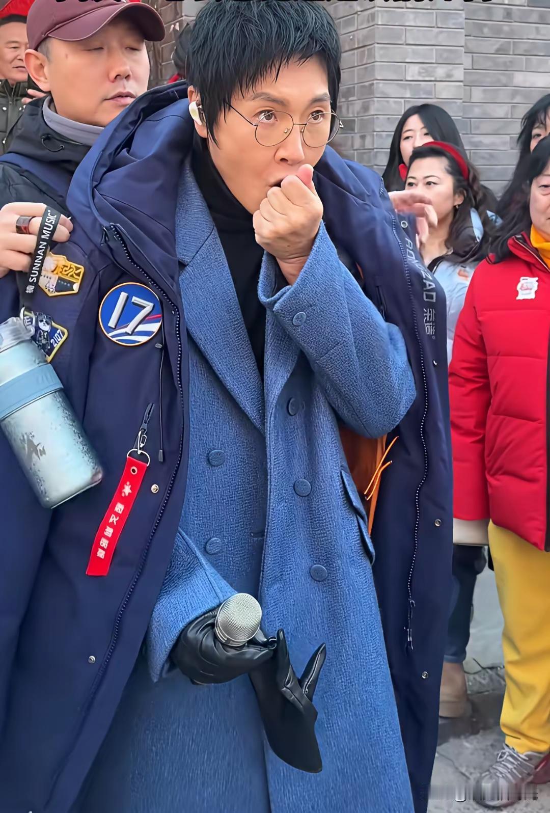 如果我不说他是谁，你们能不能认识？我就想问有几个人认识他？
乍一眼一看还以为是哪