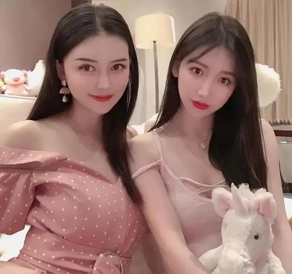 这赚钱还得是美女来得快，同样的一个小便利店，人家还要顺带卖一点早餐，烤一些火腿肠