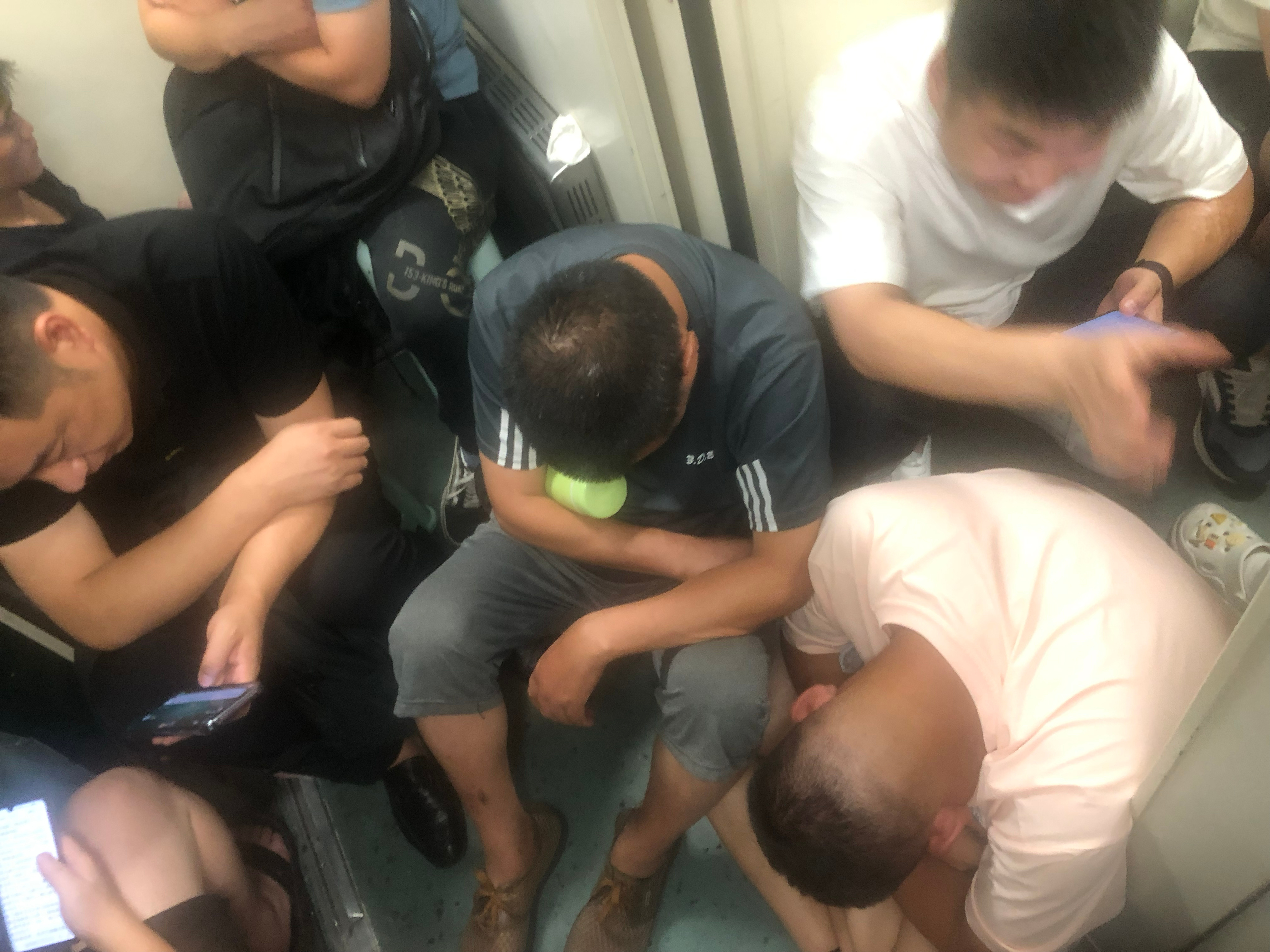 为了生活，在外奔波的中国男人。辛苦了图片转自网络，侵删 ​​​