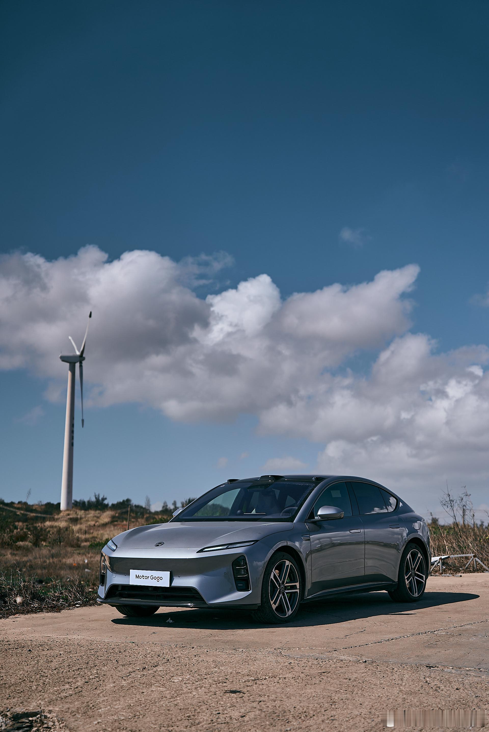 过年开蔚来 ET5 冠军版，聊聊感想。1、因为职务之便，每次类似过年的大长假，不