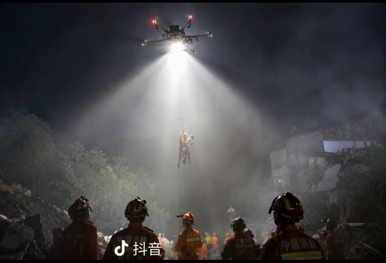 这张图是真的震撼，原则上不能载人，但人民就是原则！ 