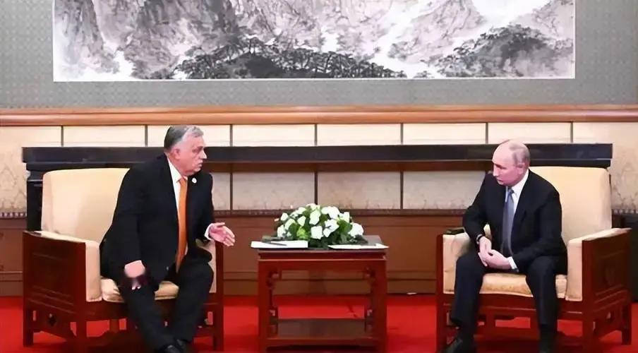 快讯！快讯！
 
匈牙利总理欧尔班突然宣布了：已经抵达莫斯科与普京会面，行程由克