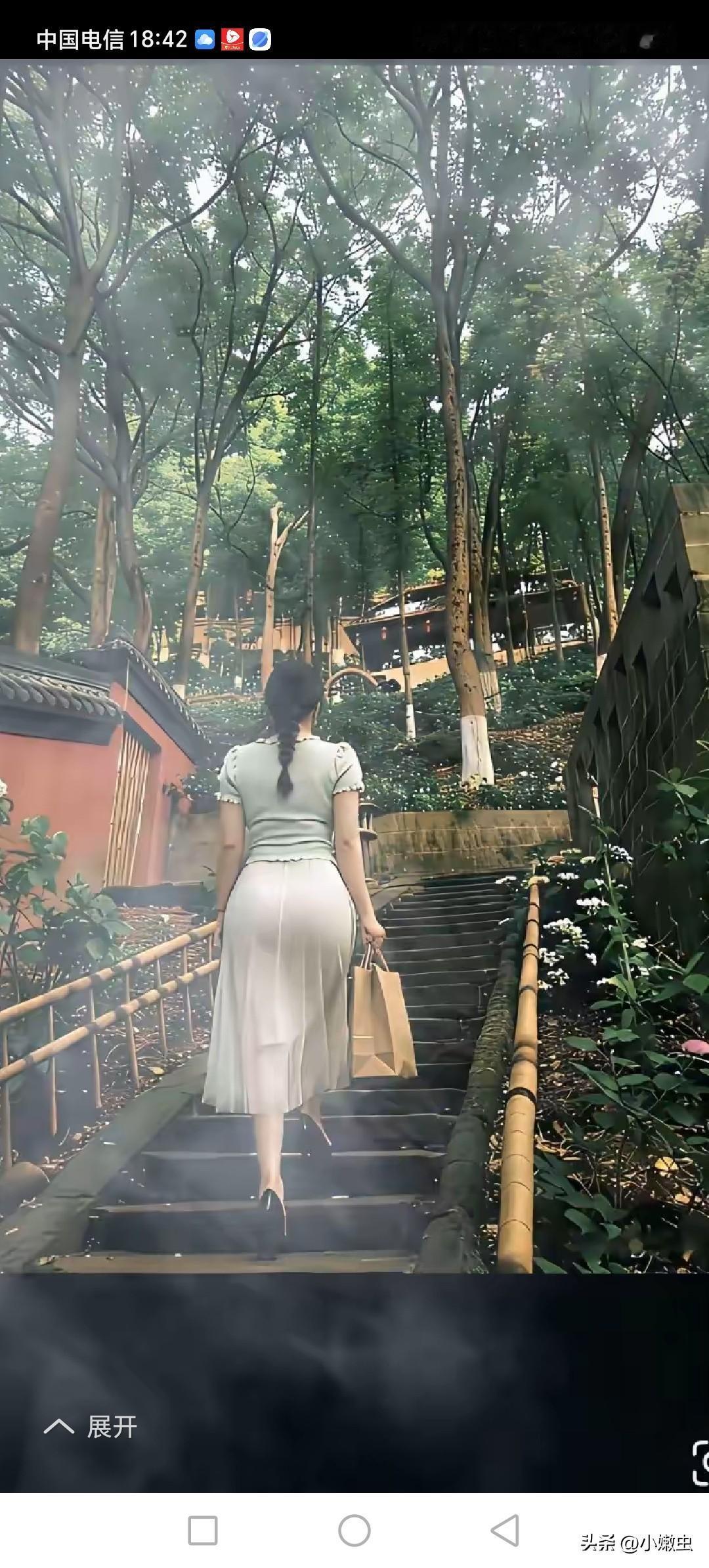 为什么有些女性背影那么好看。
她也长的不是特别高，但身材均匀。
背景很迷人，这身