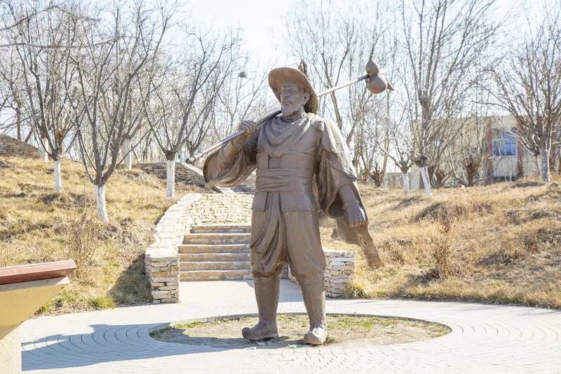 林冲确实是心善且本性不坏，可这在乱世里却成了他的致命伤。就说他老婆被高衙内调戏，