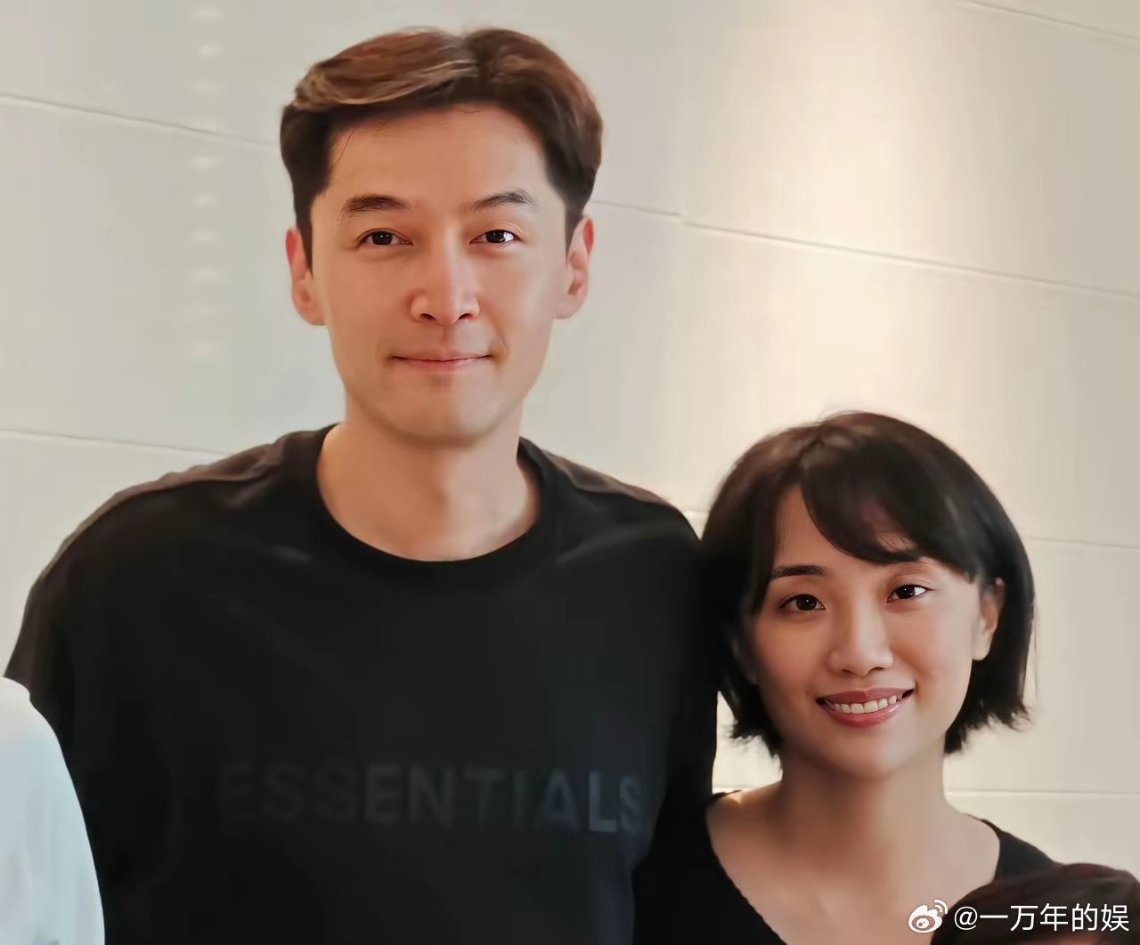 建议明星们找另一半都学学胡歌，别找那些纯添加0天然的，找一个这种一眼看不是很惊艳