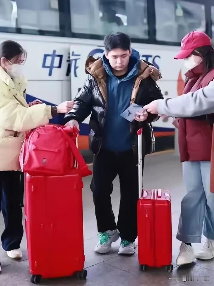 天呐！林诗栋居然被嘲笑了！
说他在机场，没有粉丝围着，
一点人气也没有！

我想