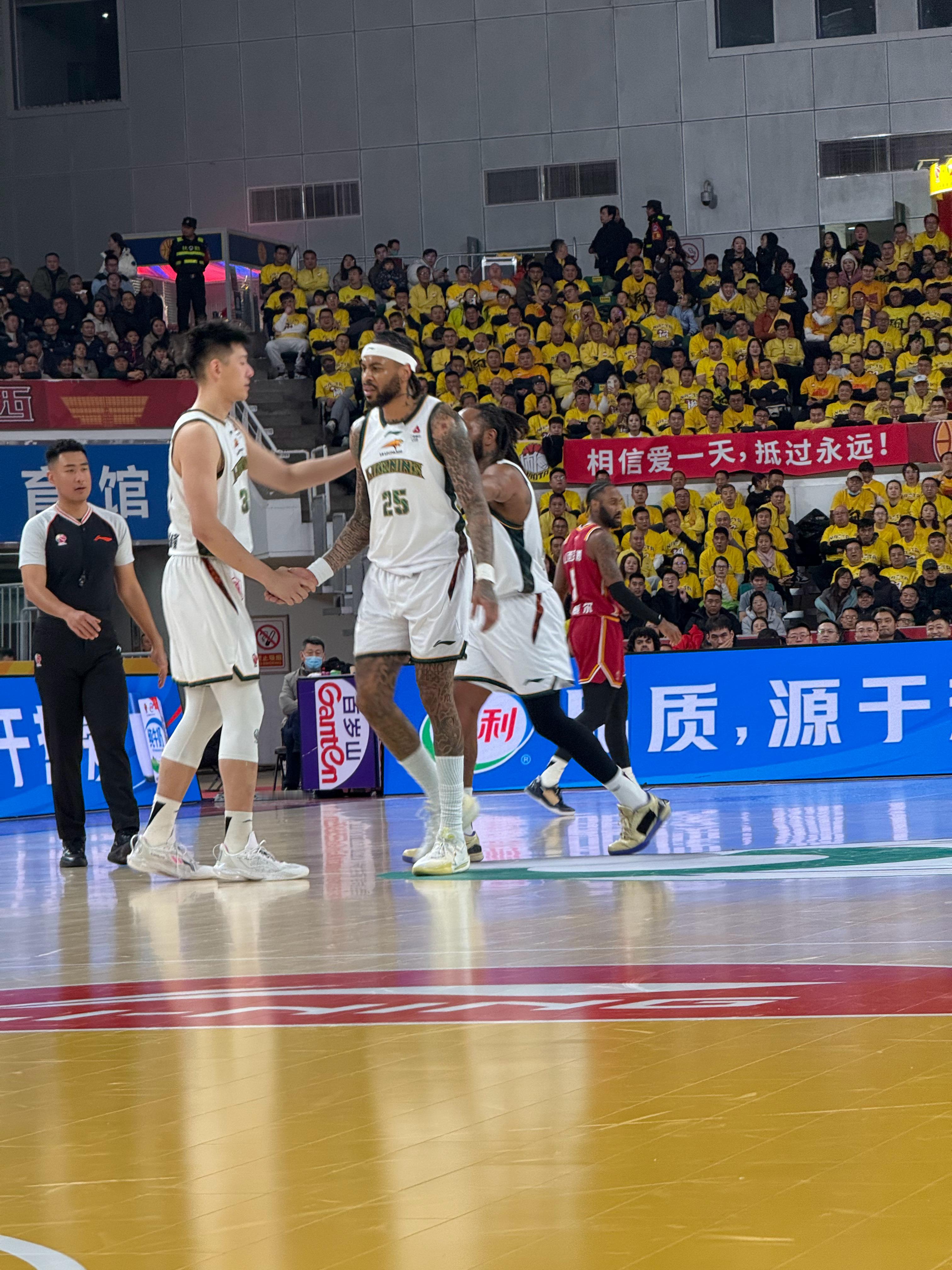 第一节莫兰德就被吹了两次犯规，咱们就两外援！山西男篮vs辽宁男篮