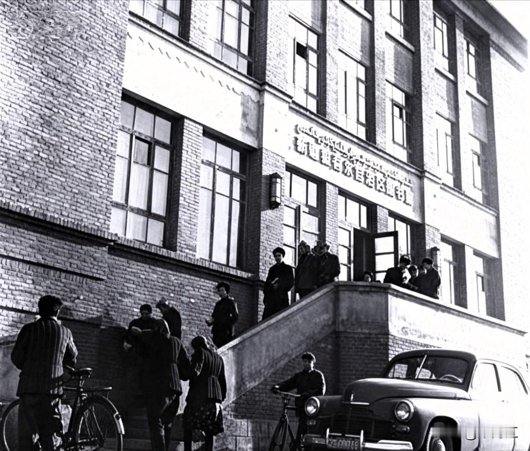 在乌鲁木齐，不少人知道新疆图书馆位于乌鲁木齐市北京南路78号，但这只是新建的，原