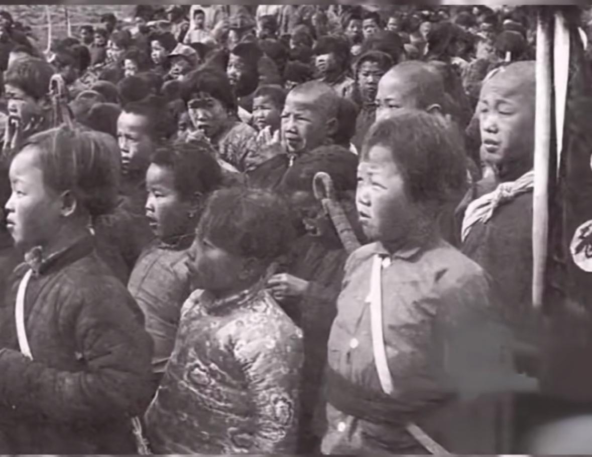 1937年，南京沦陷后，一群无家可归的孤儿平均年龄不到16岁的孩子，却有一个响亮