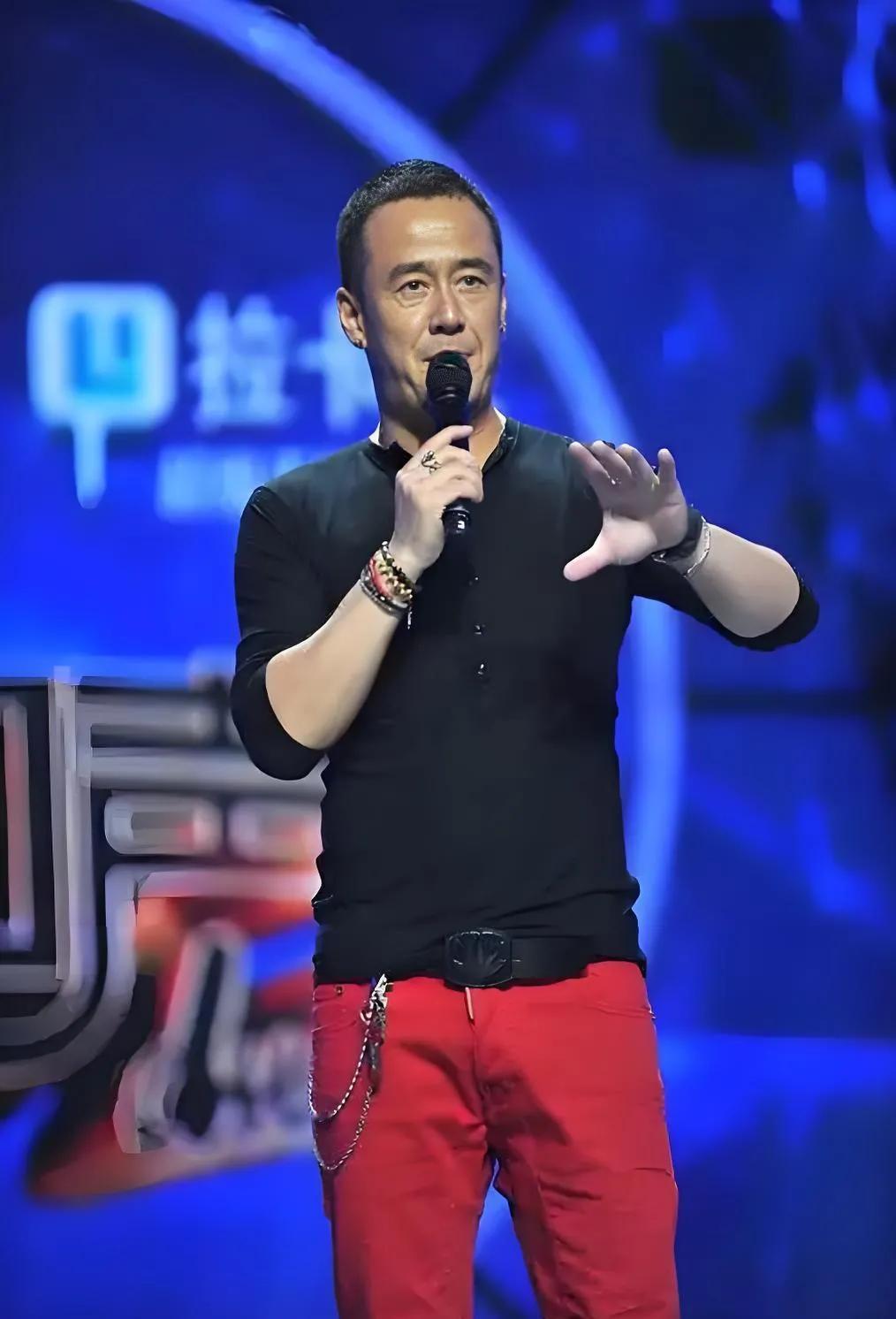 杨坤唱功是什么水平杨坤那唱功，就像乐坛里的超级“魔法棒”！他一开口，声音里自带一