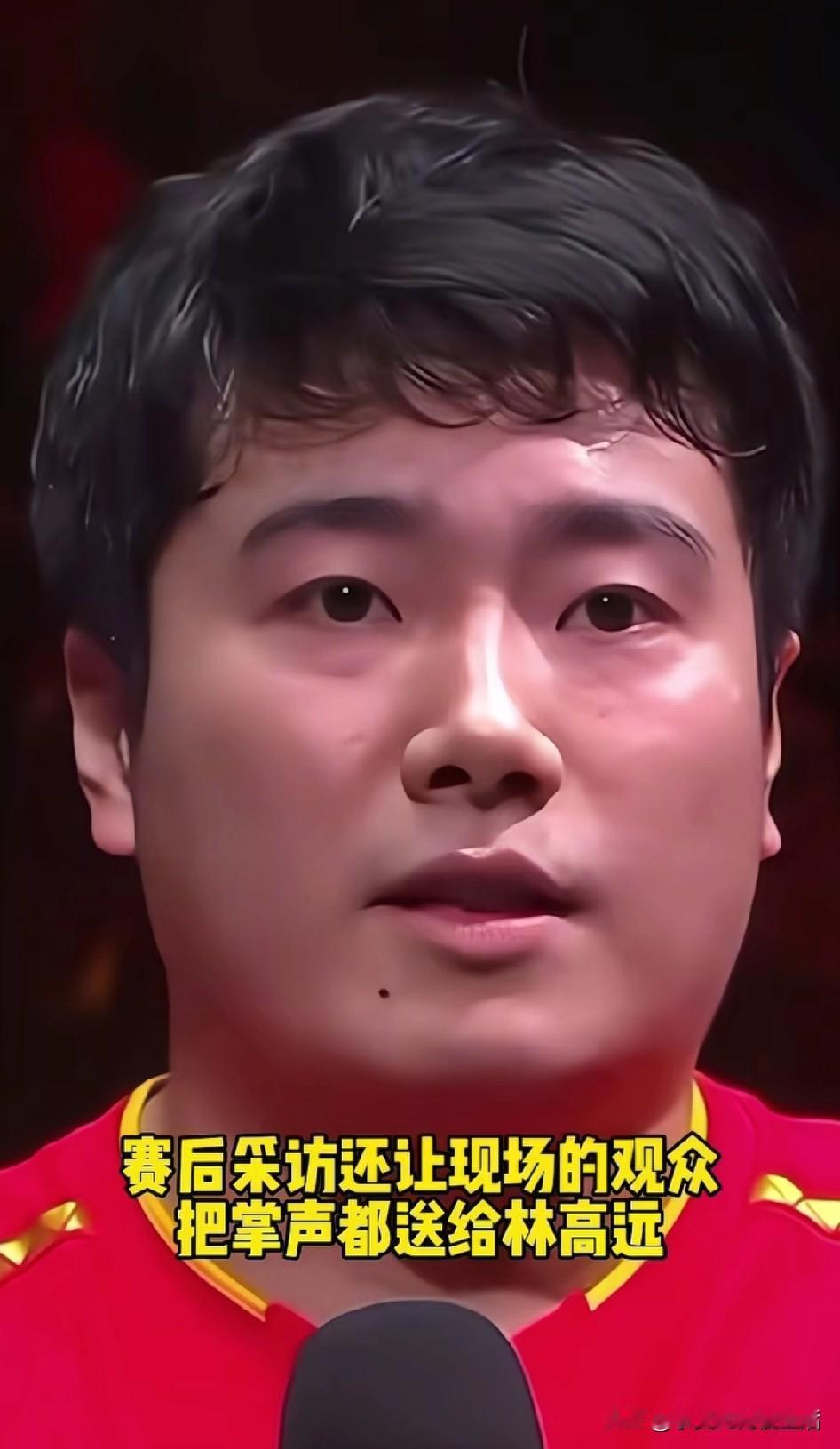 在给冠军颁奖的时候，现场观众一边倒的大声给输了比赛的那个加油正常吗？

我们看看