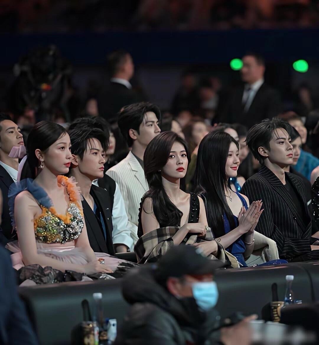 虞书欣看起来有点像路人的赶脚 ​​​