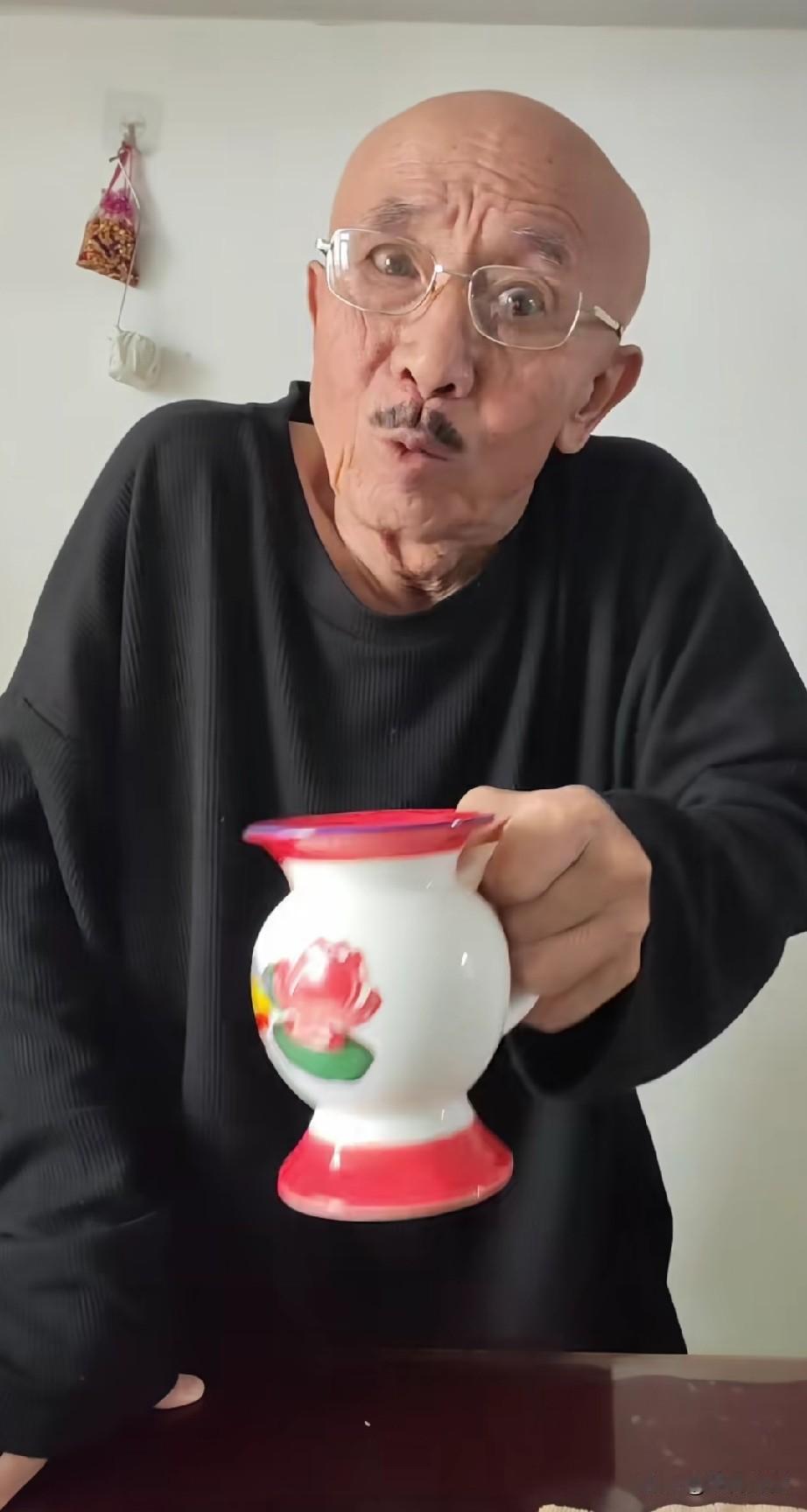 这老头脸上的活很多，表情特别的丰富，做出来的动作都非常的夸张，感觉像是一个喜剧演
