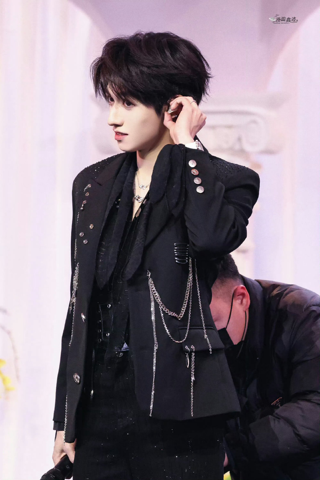 朱志鑫｜生日会舞台造型出图，身穿NONHUMAN金属链饰西装，佩戴Rolex劳力