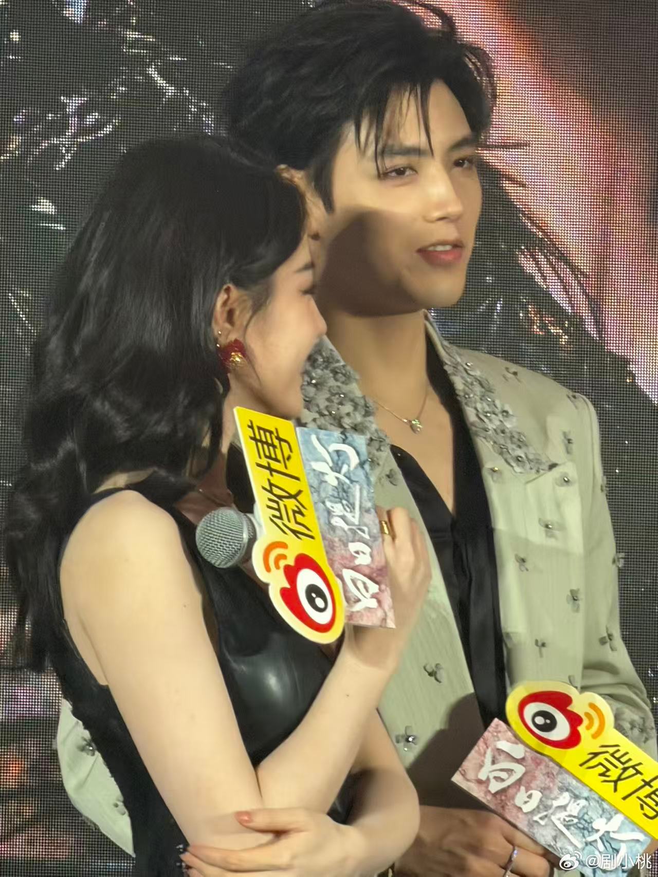 陈飞宇帮迪丽热巴戴脸链 这对CP的颜值也太能打了吧！陈飞宇的清爽帅气和迪丽热巴的