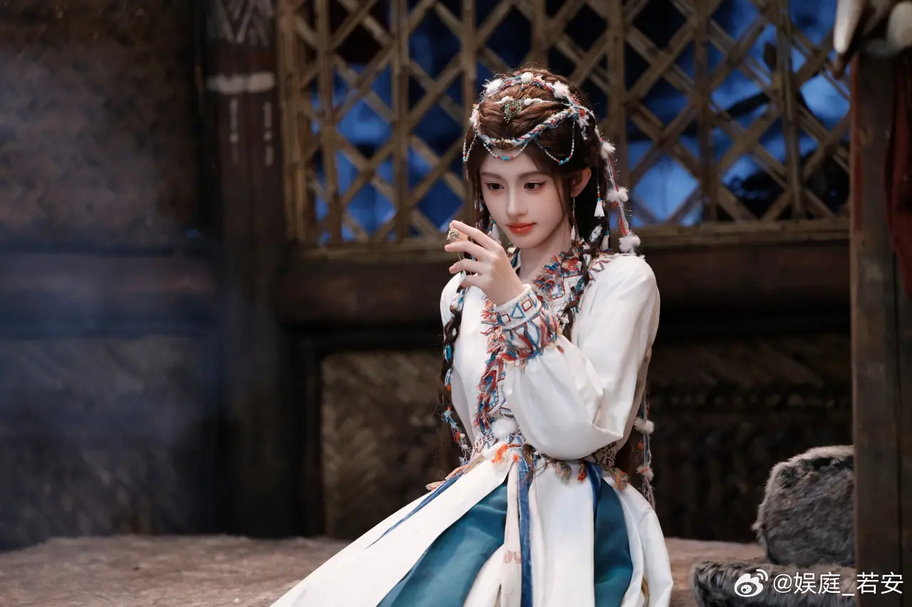 1. 鞠婧祎《月鳞绮纪》播到现在热度她挺满意的，这部因为合约延期到现在她对导演也