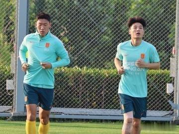 懂球帝 备战国际足联A级赛事，新一期中国男足在上海进行训练   备战国际足联A级