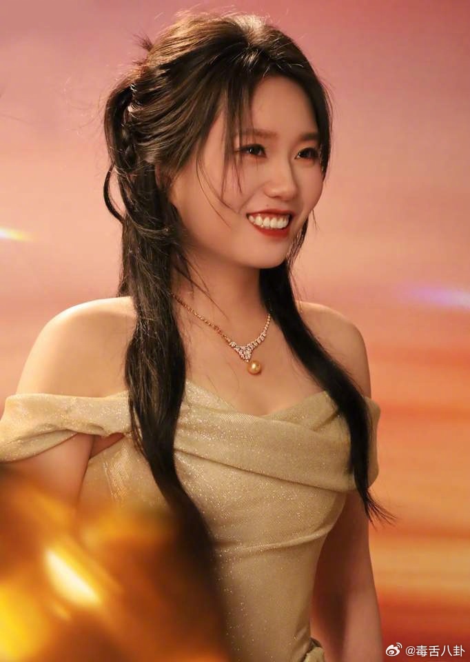 李雪琴美成这样了 李雪琴现在确实不一样了，不是瘦了这么简单，是那种由内而外的舒展