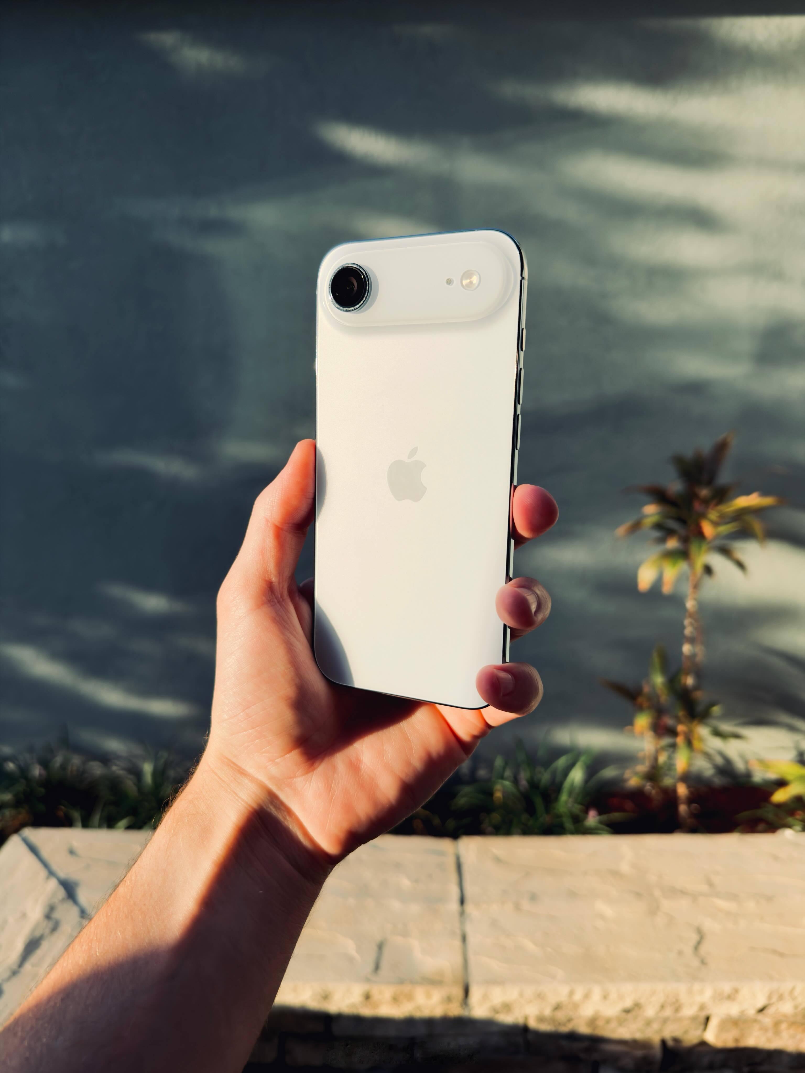 回头看 iPhone 的发展史，最让我感慨的不是芯片，而是内存。2007 年第一