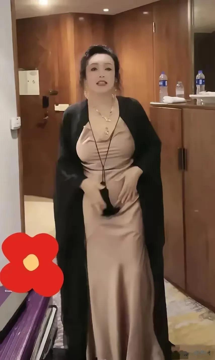 哎呀呀
战兰这是要干啥

一袭黑袍加身
走出了戛纳的范儿

想当年前儿媳走了多少