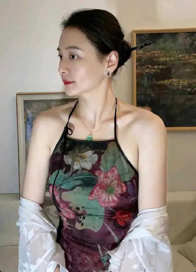 【#丈母娘意外走红网络#背后的女婿心声，网友热议，这泼天富贵多么好】近日，“最美