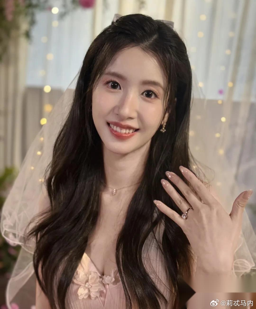 杨汝晴要分早分了…… 这样清醒的她，在一起三年又怎会不知道他是什么样的人呢？ 不