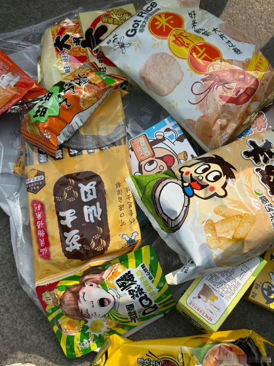 张佳宁真是个超暖心的艺人，看到她经常请粉丝吃零食、喝奶茶，真的让人觉得她对粉丝的