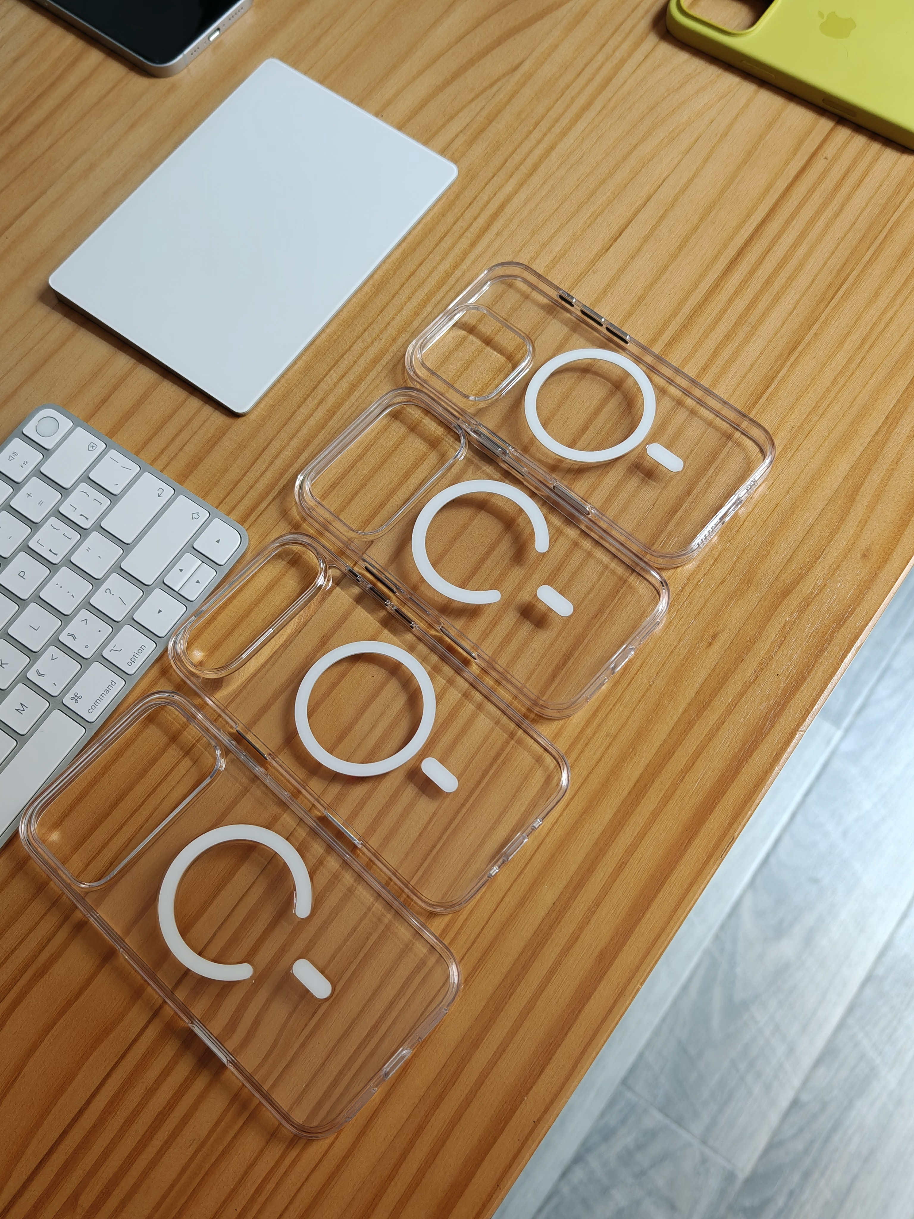 同样的背景，再「曝光」一次 iPhone 17 系列“官方”透明壳。 ​​​