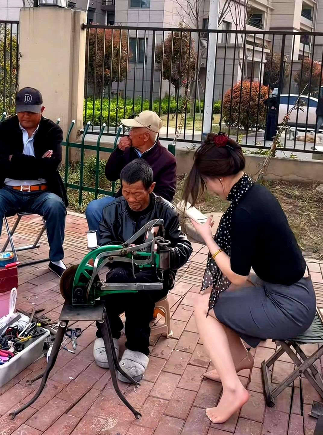 大家看这玩意儿，一脚下去会是什么后果？
这块板子厚得跟咱家防盗门似的！
说实话，