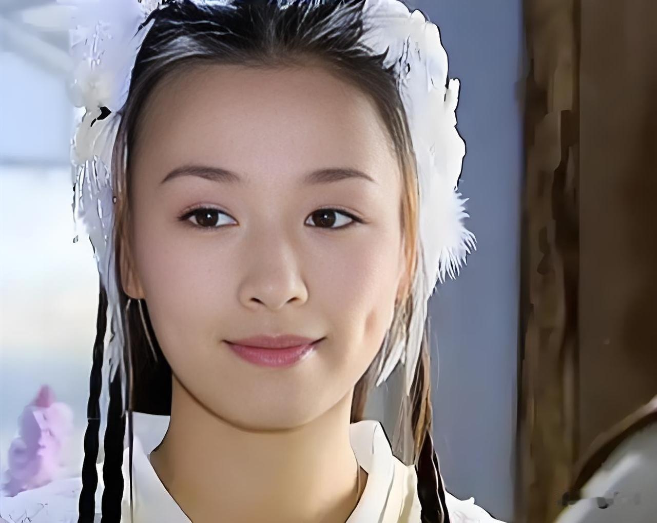 同样是“耳朵上戴白毛毛造型”，张庭，蔡卓妍，穆婷婷，谁美？