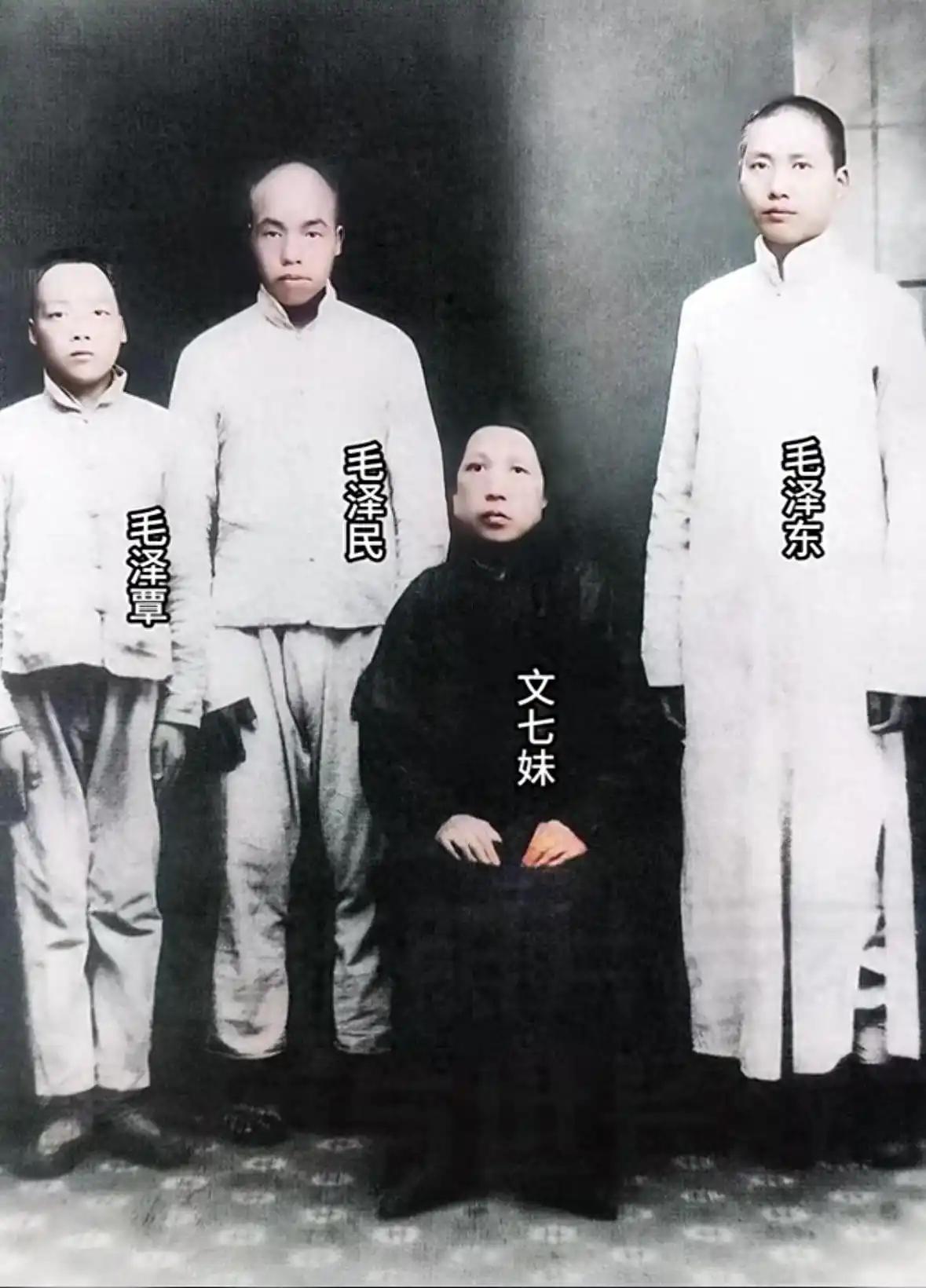1919年长沙的这张全家福里，伟大的母亲文七妹和儿子毛主席、毛泽民、毛泽覃留下唯