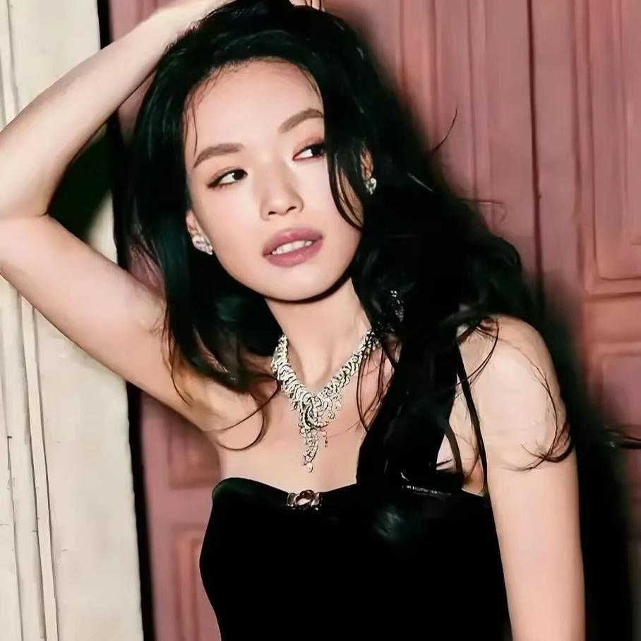 舒淇不生孩子的真相，太戳心了！
以前啊，
大家都觉得舒淇选丁克，
是活得潇洒自在