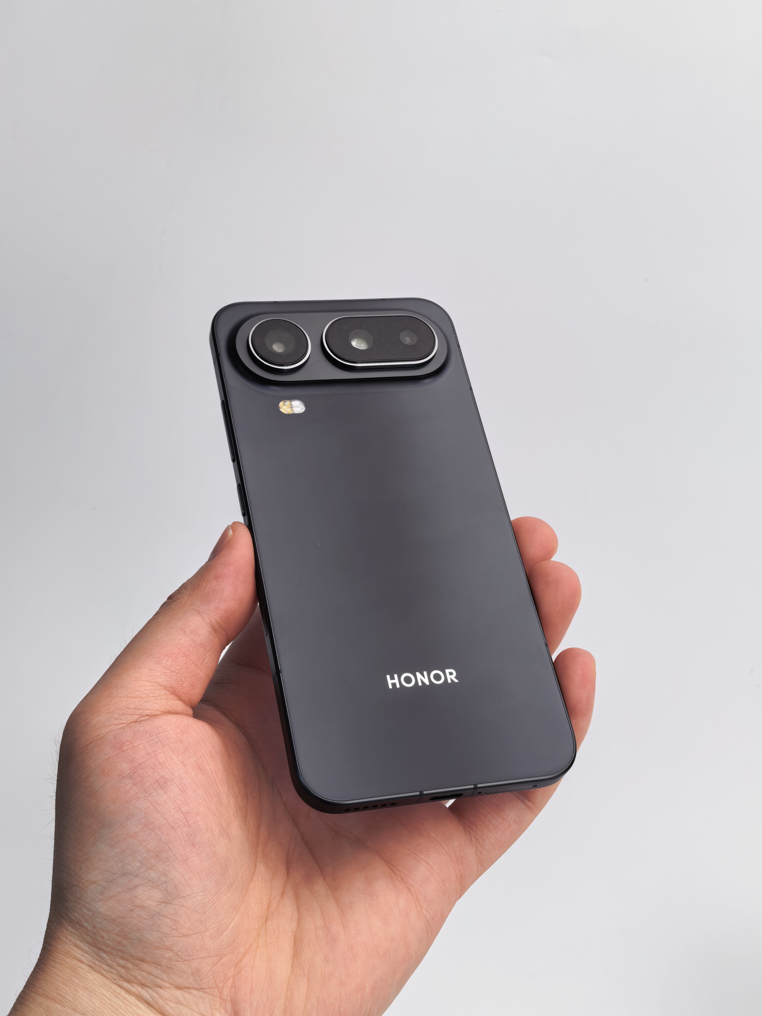 再摸摸荣耀Magic8 Pro Air发布半年了 还是非常薄 