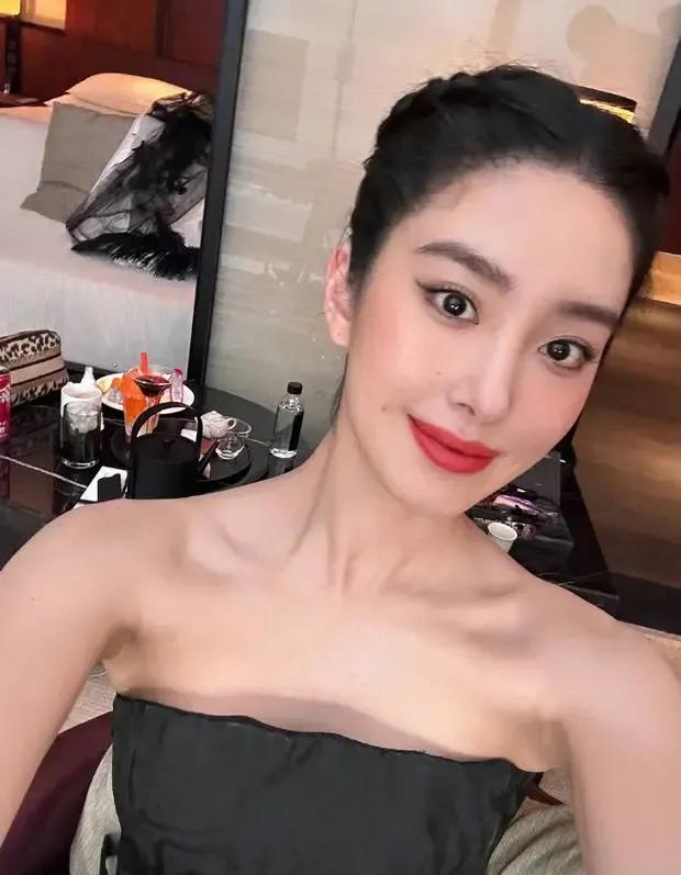 她还真不愧是能和刘亦菲媲美的美女啊！

“二菲”的称号果然不是白叫的，敢这么直面