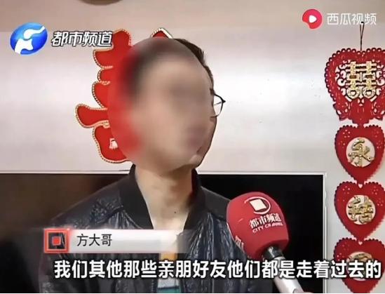 “太缺德了！”2023年，河南洛阳，一男子在婚礼当天租了5辆婚车，其中一辆豪车是