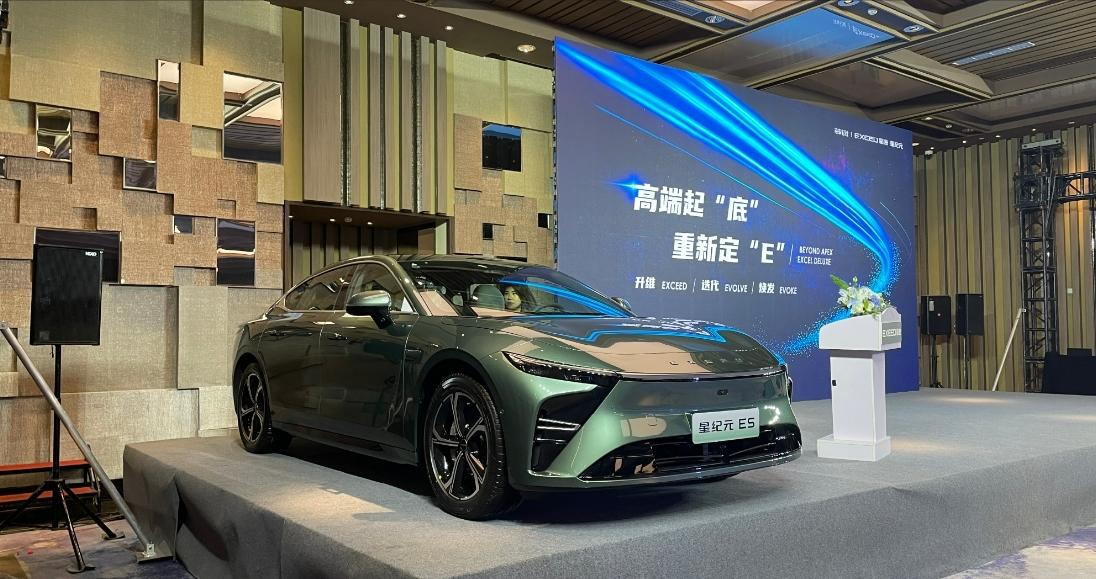 星纪元ES是奇瑞高端超舒适纯电轿车的开山之作，也是2023年的压轴重头戏～
比较