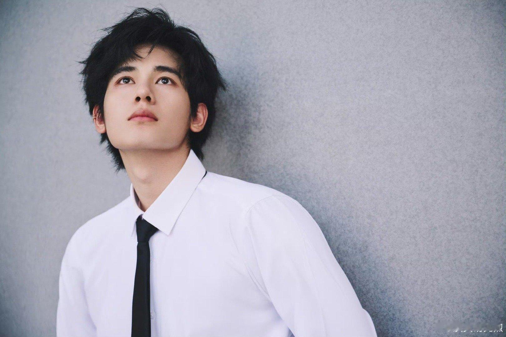 才get到小胡的帅！偶遇图里白衬衫加身，宽肩窄腰大长腿吸睛，人夫感拉满，和之前的