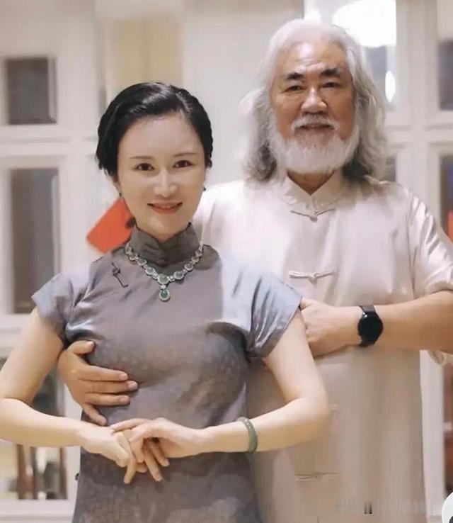 张纪中再次迎来当爹的喜讯，全网热议不断。很多人第一反应惊叹他精力充沛，其实细细品