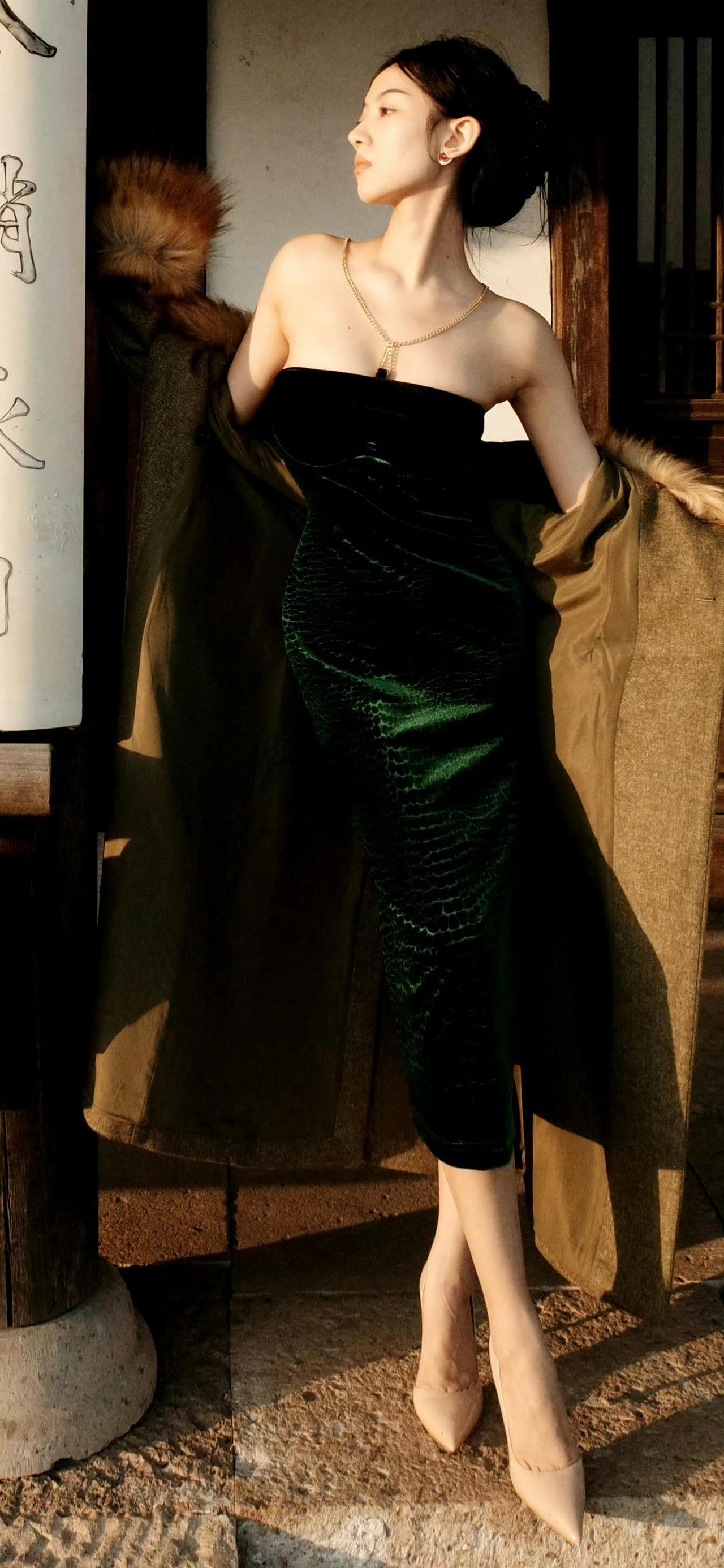 优雅复古风，黑色礼服与毛皮大衣的完美搭配，尽显高贵气质。