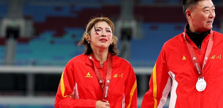 全运会女子100米栏痛失金牌 吴艳妮泪洒颁奖仪式 竞技体育就是这么残酷。 