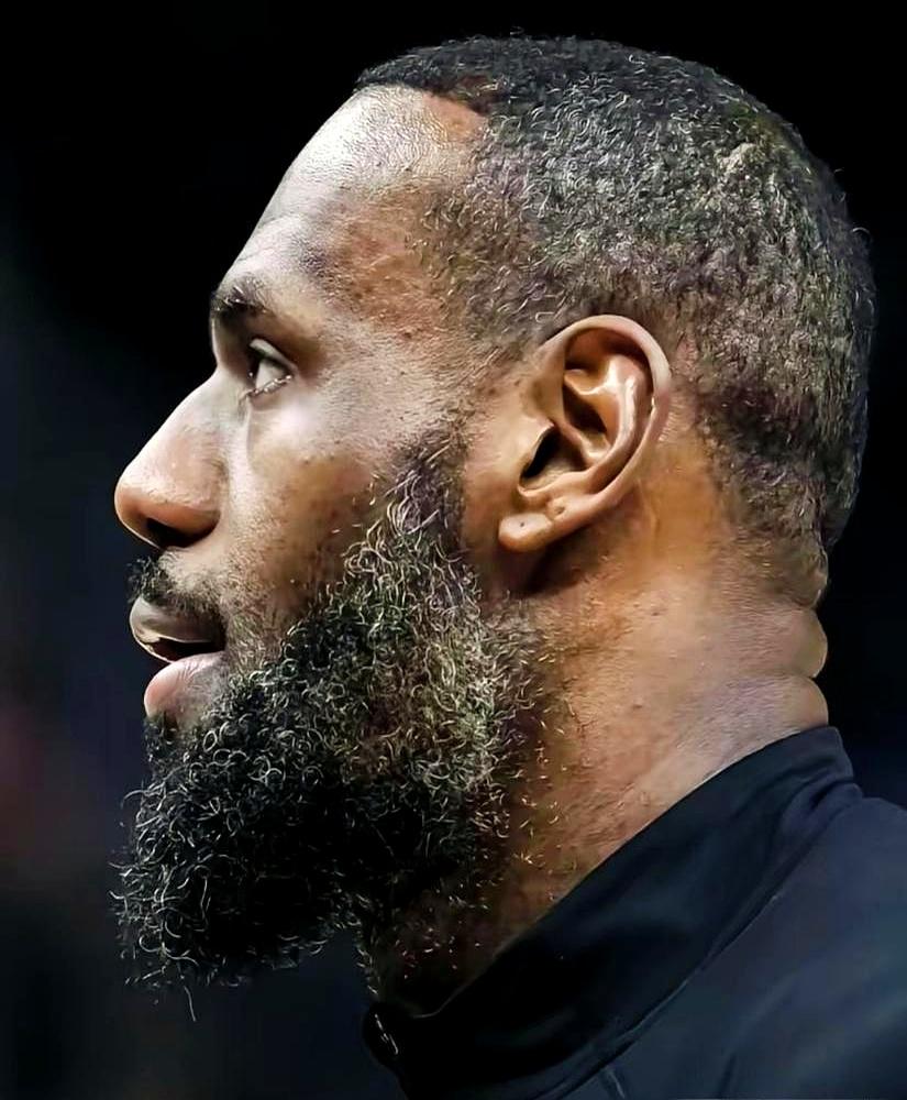 砸了2.11亿美元却换来这种残阵，湖人这笔账算得真够呛。
 

勒布朗·詹姆斯拿