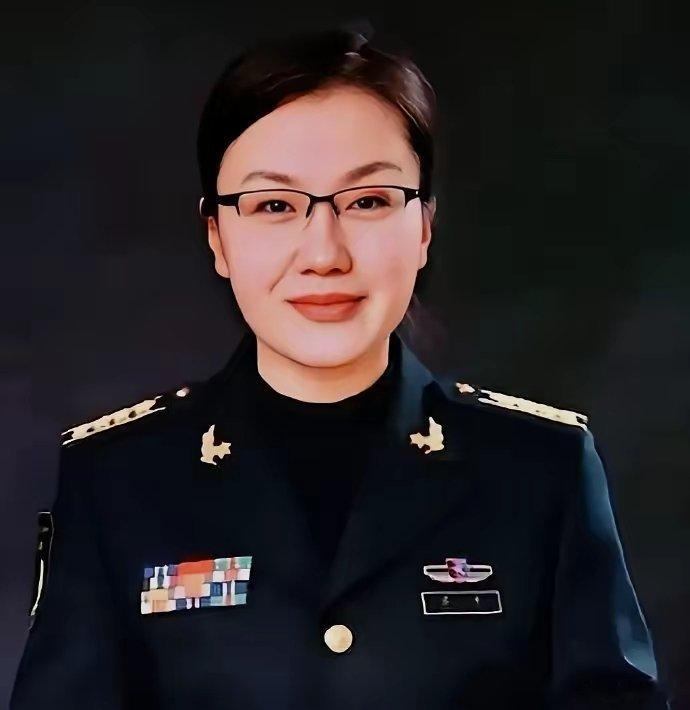 看到这位巾帼英雄，火箭军女神李莉，送上一束花。她才是民族脊梁，当代最美的人 ​ 