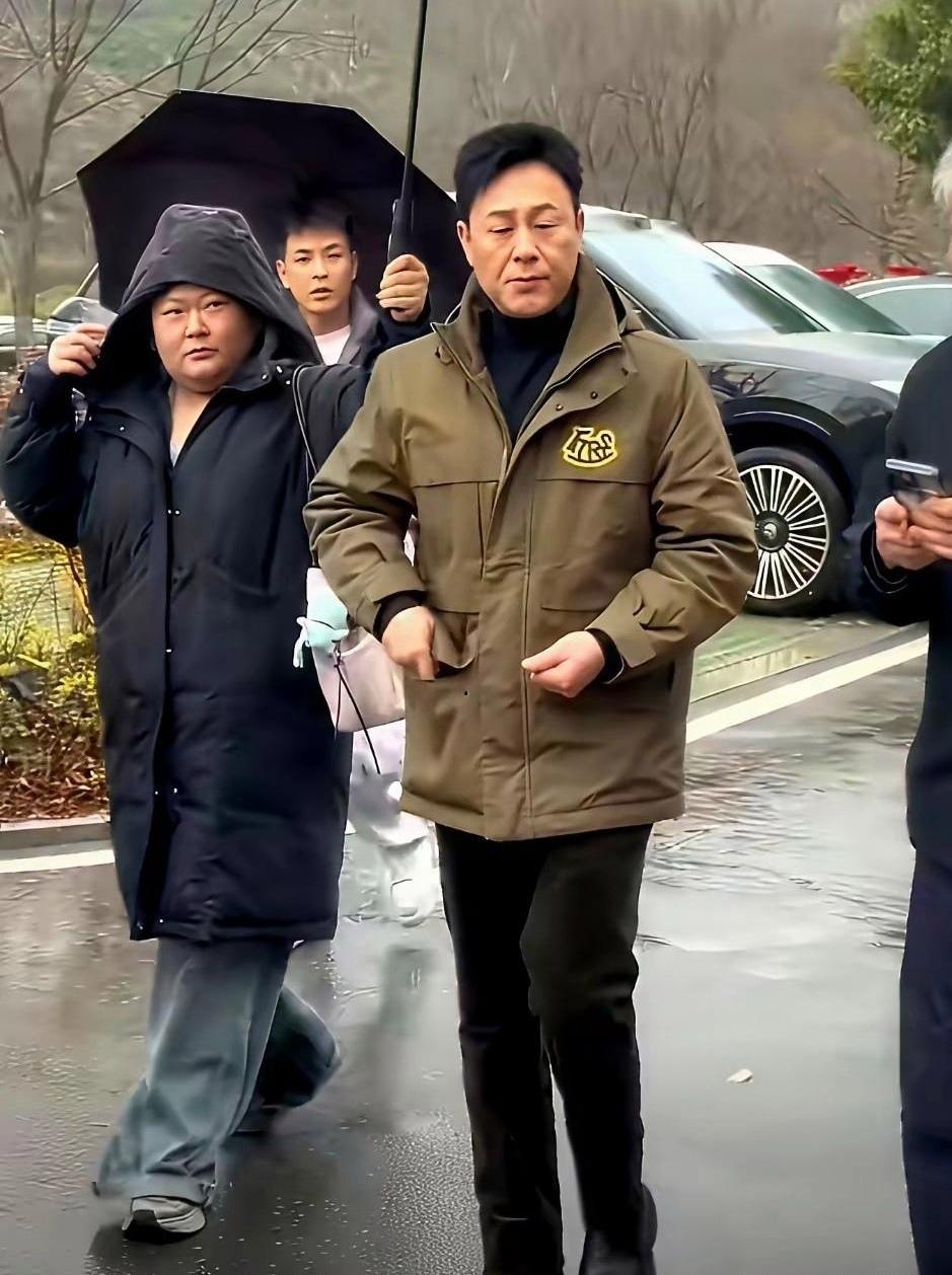 镜头中穿着一新的张颂文边走边嗑着瓜子，还把吐出的瓜子皮放在另一只手里攥着，看上去