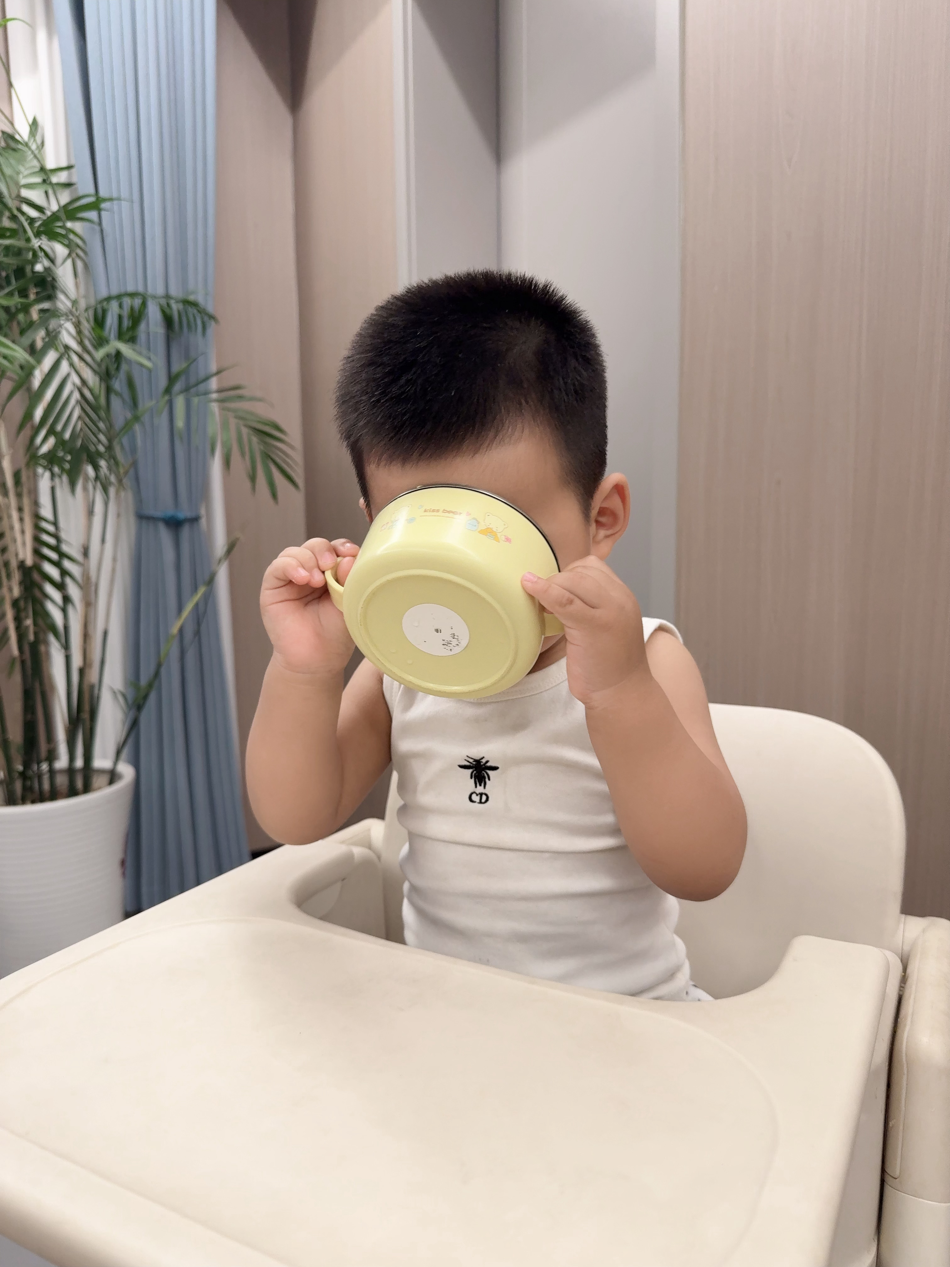 杨尧尧这胃口，很难不长到180吧。根本不用满屋上蹿下跳追着喂，他是看饭碗会自己要