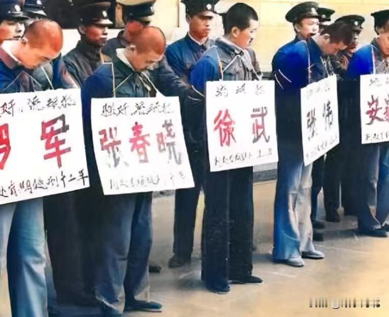 1976年的唐山大地震一夜之间夺走了24万人的生命，更震塌了整座城市的治安根基。