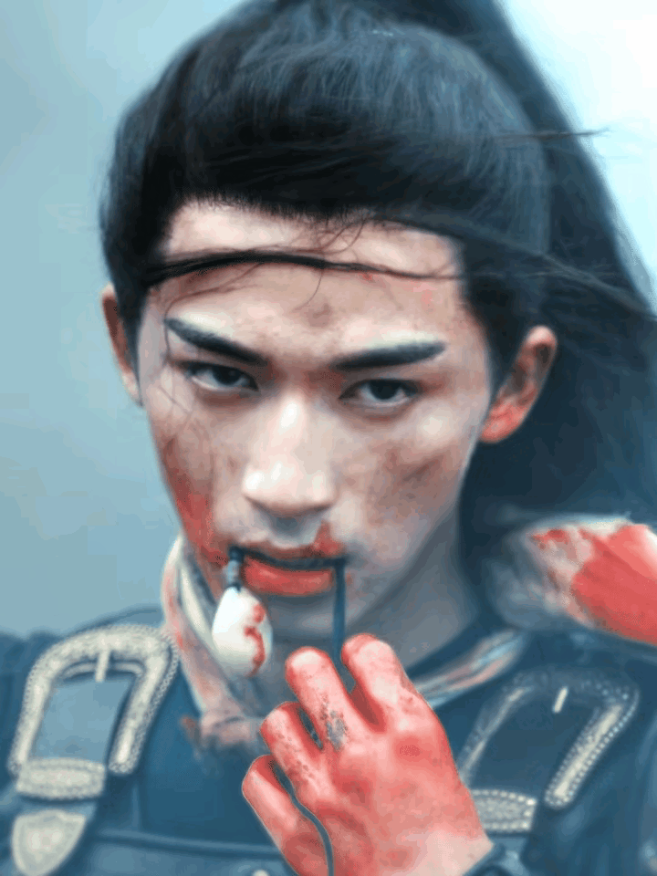 王星越《墨雨云间》上桌​《墨雨云间》王星越上桌名场面镜头叼玉佩镜头加一，剑目英眉